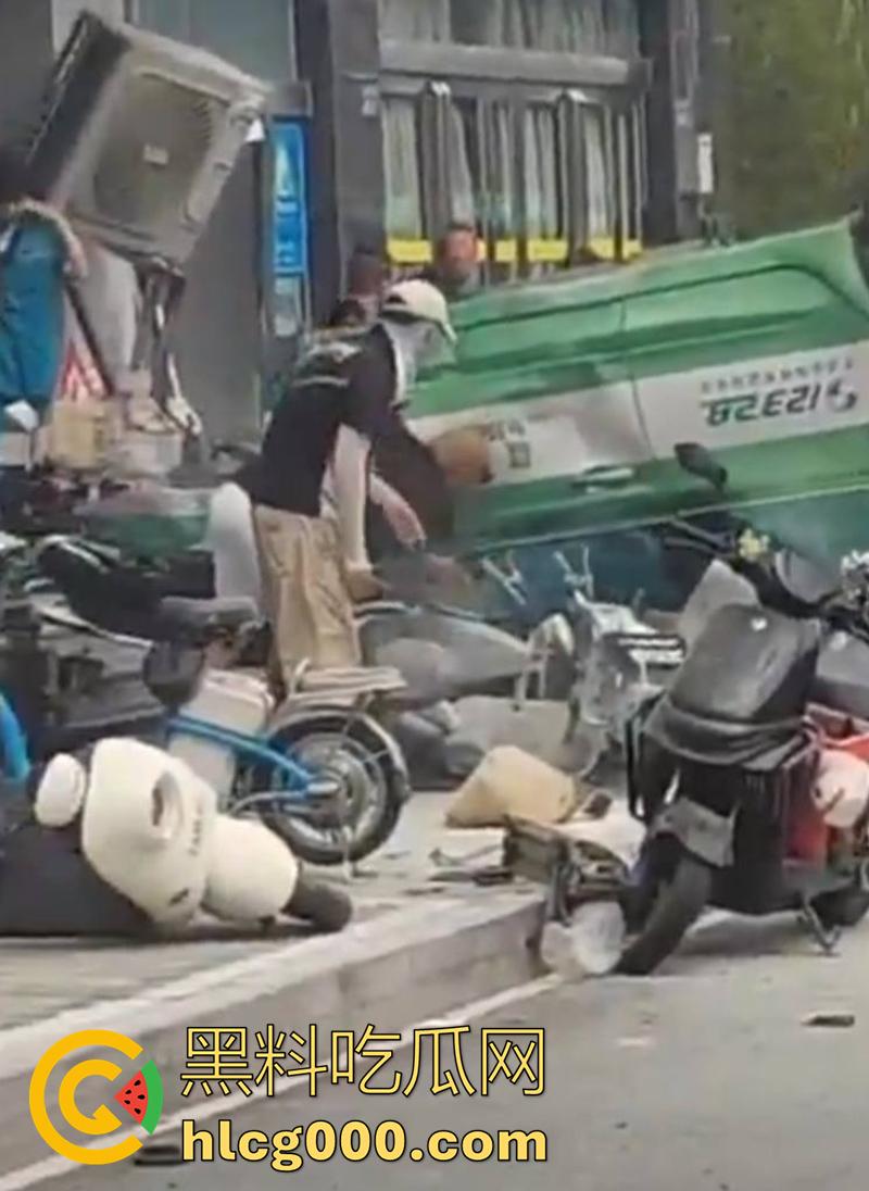 河南郑州人体保龄球,出租车撞向人行道,有多名外卖快递小哥死伤,现场十分惨烈!-8