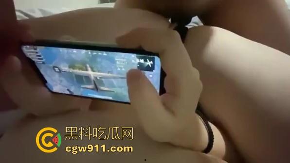 网恋半年的和平精英网友终于奔现啦！二话没说见面就是插，这妹子做爱期间也不浪费时间开一把！-7