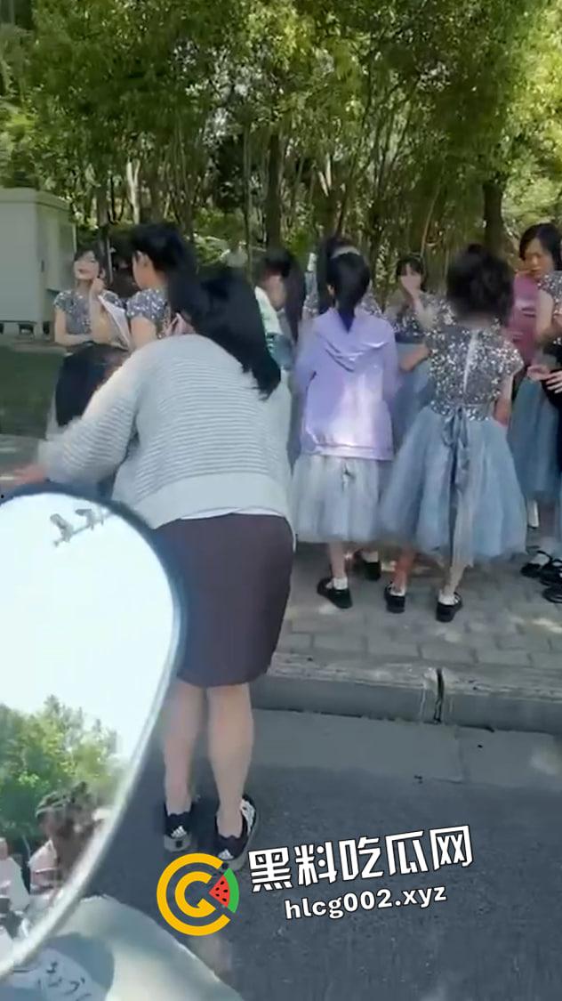 江苏南通渣土车撞翻装满春游学生的校车 死伤无数 一地尸体碎片 现场血腥视频流出-4