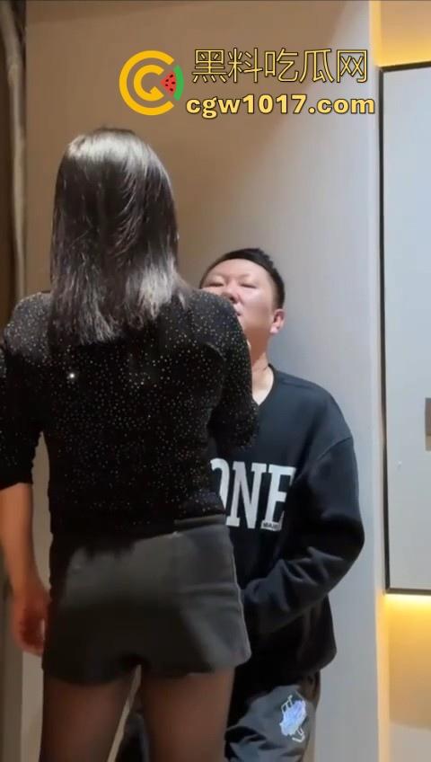 花钱买受虐?大哥特殊癖好曝光,狂砸大额让极品骚鸡骑脸抽他耳光,嘴巴肿成香肠还喊爽!-1