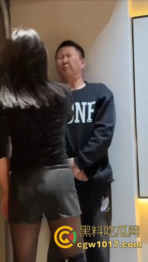 花钱买受虐?大哥特殊癖好曝光,狂砸大额让极品骚鸡骑脸抽他耳光,嘴巴肿成香肠还喊爽!-3