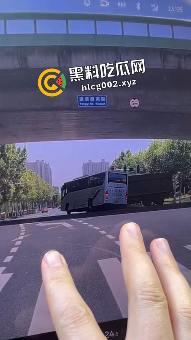 江苏南通渣土车撞翻装满春游学生的校车 死伤无数 一地尸体碎片 现场血腥视频流出-8