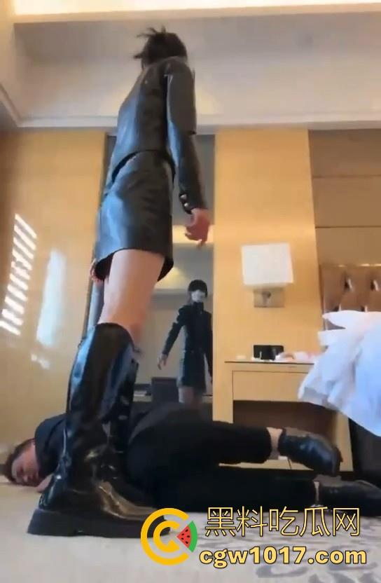 花钱买受虐?大哥特殊癖好曝光,狂砸大额让极品骚鸡骑脸抽他耳光,嘴巴肿成香肠还喊爽!-9