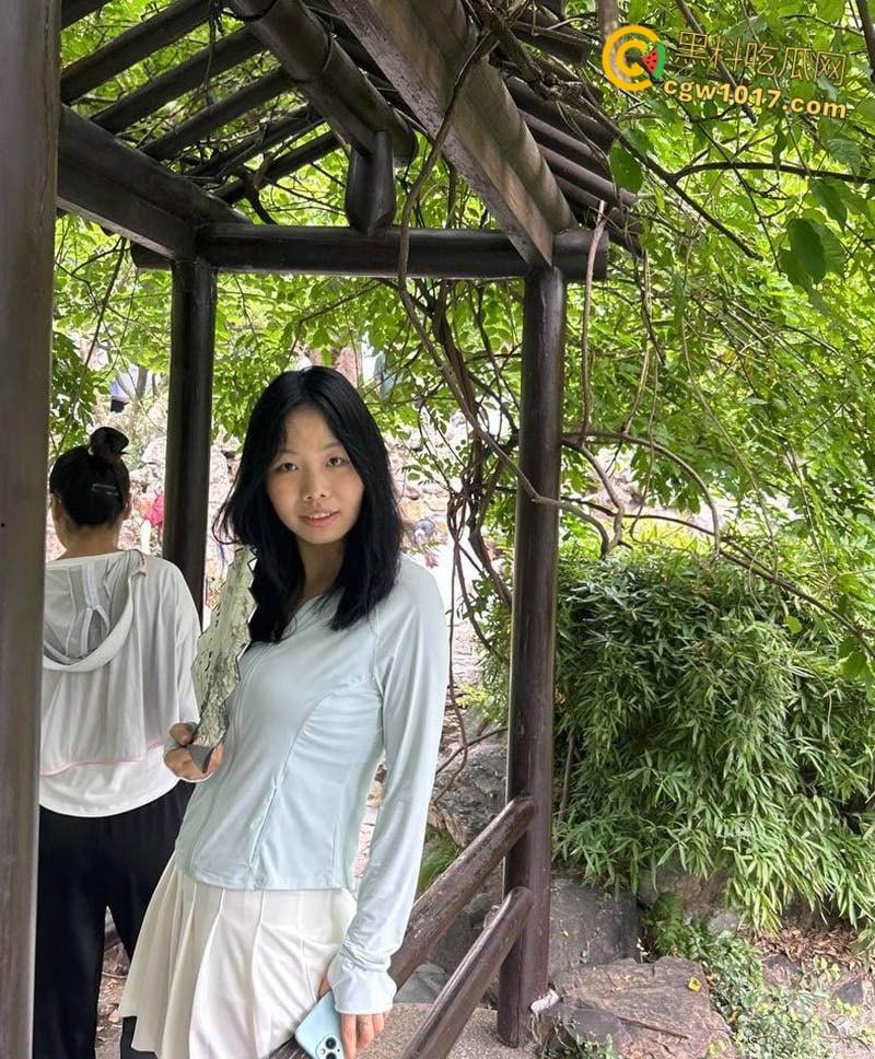 苏州清纯嫩妹【冉茹】，隐瞒男友下海卖淫，口交深喉业务熟练，白虎骚穴紧夹肉棒，骑乘榨精美乳摇晃！-3