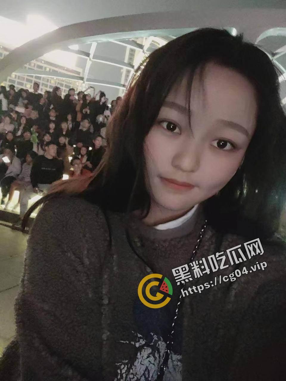 广东母狗 18岁就勾引自己美术老师 脚踏两只船出轨老男人 喜欢献媚有钱人开双洞-8