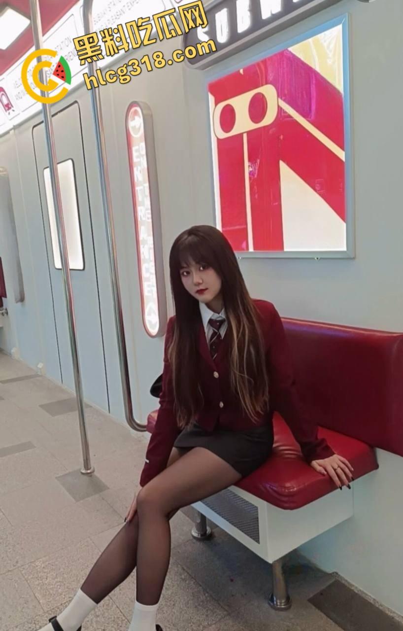 浙江理工大学【何旭雅】,黑丝皮鞋小白袜斩男穿搭,兼职情趣内衣寄拍,为了金钱什么也做得出!-2