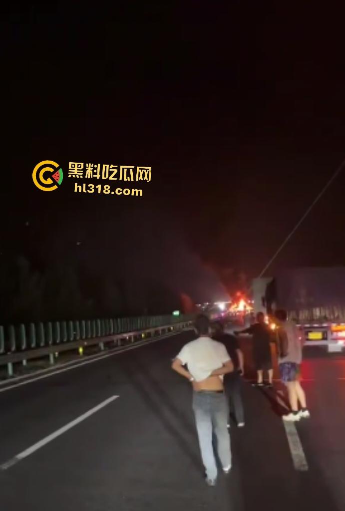 京哈高速四平段凌晨突发车祸！大货车油罐车猛撞起火，网友高速竟限速80真害人！-3