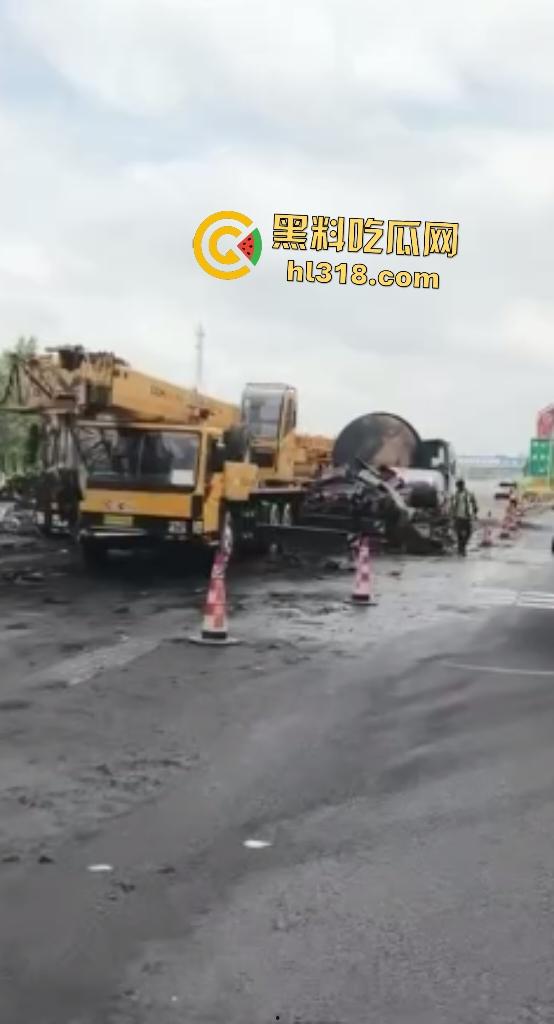 京哈高速四平段凌晨突发车祸！大货车油罐车猛撞起火，网友高速竟限速80真害人！-7