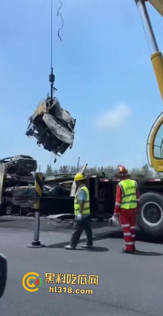 京哈高速四平段凌晨突发车祸！大货车油罐车猛撞起火，网友高速竟限速80真害人！-8