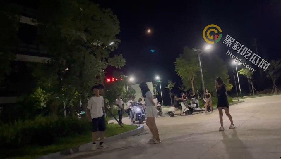 广场惊现暴力事件:男子竟在众目睽睽之下将女子按地暴揍!-1