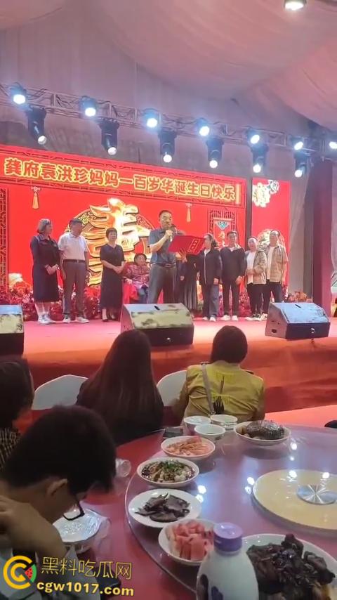 重庆綦江三角百岁宴，不收礼每人还发220块红包，喝的是五粮液每轮120桌开席，发了6轮都没坐完了 ！-1