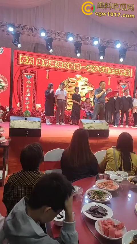 重庆綦江三角百岁宴，不收礼每人还发220块红包，喝的是五粮液每轮120桌开席，发了6轮都没坐完了 ！-2