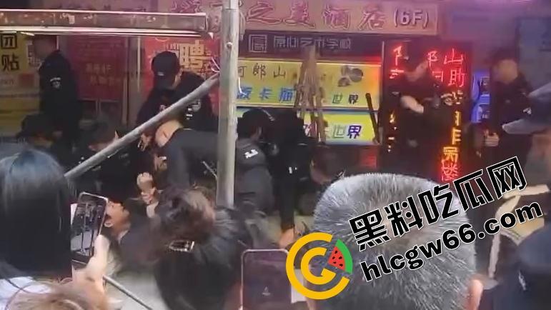 四川绵阳两爷子上头袭警？小事调解变刑事，抓进去才老实，属实是安逸得很！-1