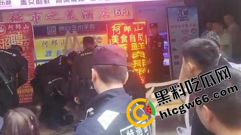 四川绵阳两爷子上头袭警？小事调解变刑事，抓进去才老实，属实是安逸得很！-4