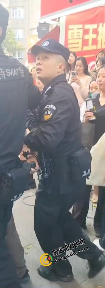 四川绵阳两爷子上头袭警？小事调解变刑事，抓进去才老实，属实是安逸得很！-7