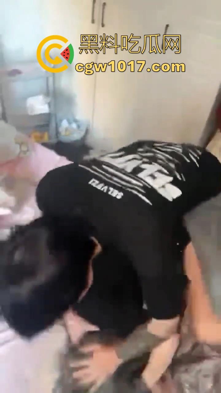 精神小伙上门捉奸!正准备脱裤子开操就遭正牌男友当场捉个正着,拳打脚踢还用菜刀架脖子上!逼没操到被打了一顿!-2