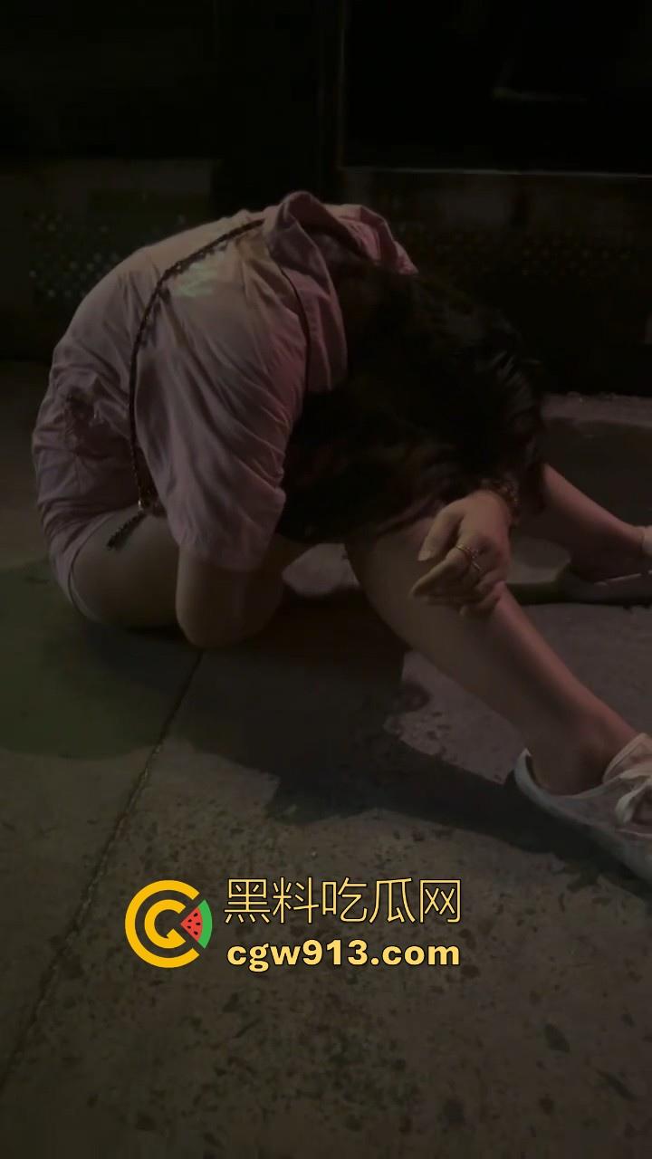 深夜酒吧收留醉酒小骚逼,喝的迷迷糊糊只能将其带回酒店醒酒,猛灌醒酒小精液立竿见影,请叫我雷锋!-4