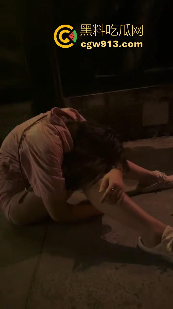 深夜酒吧收留醉酒小骚逼,喝的迷迷糊糊只能将其带回酒店醒酒,猛灌醒酒小精液立竿见影,请叫我雷锋!-5