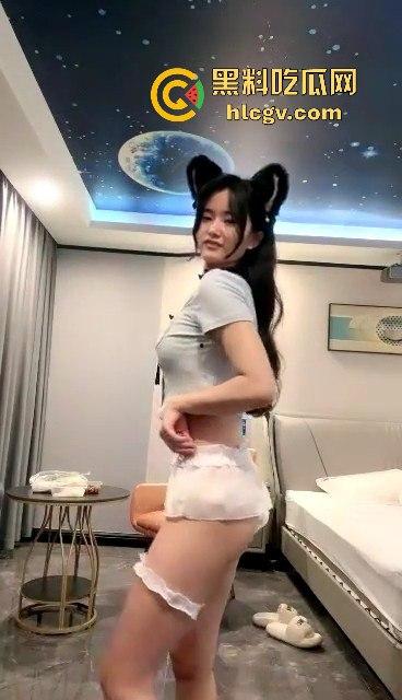 南充大学极品巨乳学生妹【赵宣仪】！直播露逼、吃鸡边扣逼，没毕业就骚成这样学得真快啊！-9