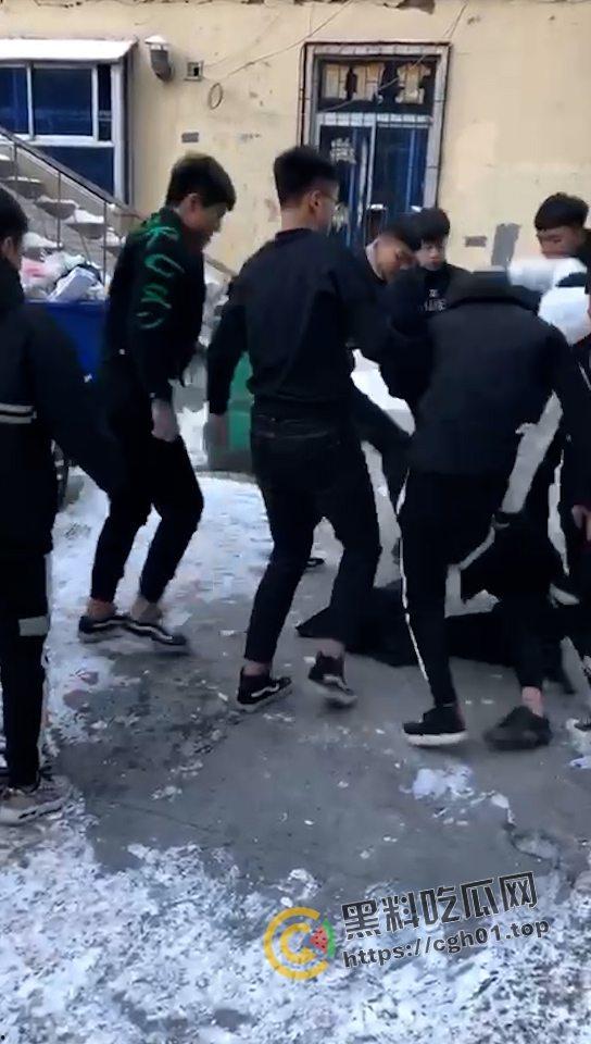 爷们要战斗！精神小伙战斗合集 飞踢 围殴 砍刀 古惑仔又都回来了-2