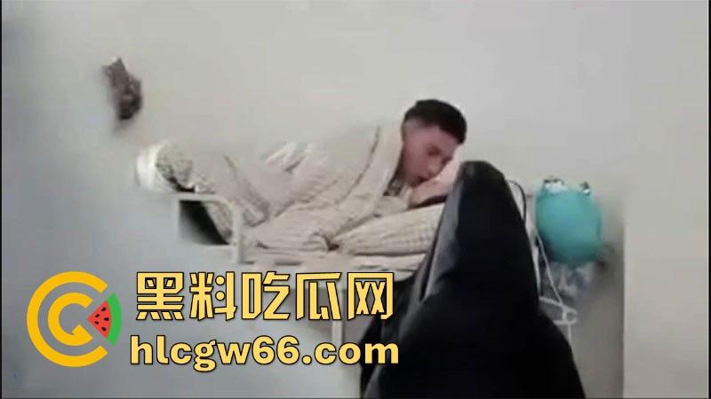 浙江嘉兴学院 骚男把女朋友带回宿舍 当众暴力抽插床架吱呀作响 被舍友偷拍全网疯传！-3