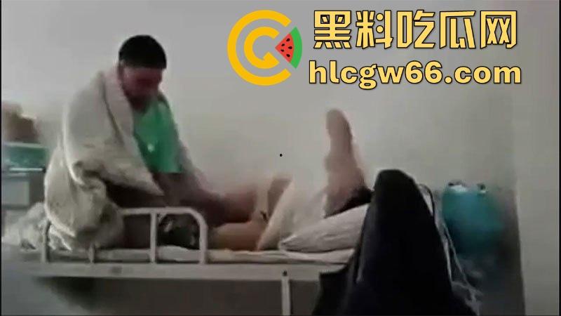 浙江嘉兴学院 骚男把女朋友带回宿舍 当众暴力抽插床架吱呀作响 被舍友偷拍全网疯传！-7