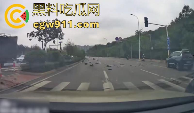 武汉小米汽车撞警察，地板油加速起步，本想装个大的结果翻车，警察当场撞死，小米汽车碎一地！-4