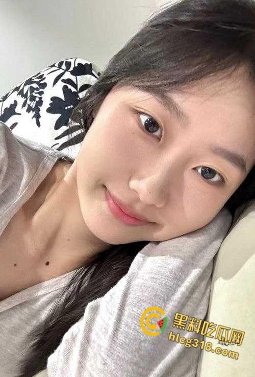 武汉服装学院【刘宝妍】宿舍自慰，直播明码标价包夜一千五，没想到还是个白虎一线天！-1