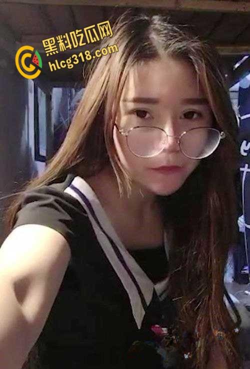 武汉服装学院【刘宝妍】宿舍自慰，直播明码标价包夜一千五，没想到还是个白虎一线天！-4