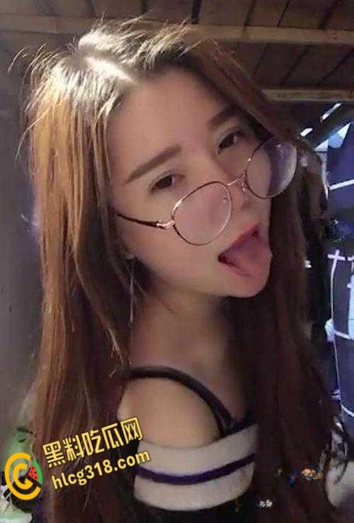 武汉服装学院【刘宝妍】宿舍自慰，直播明码标价包夜一千五，没想到还是个白虎一线天！-5