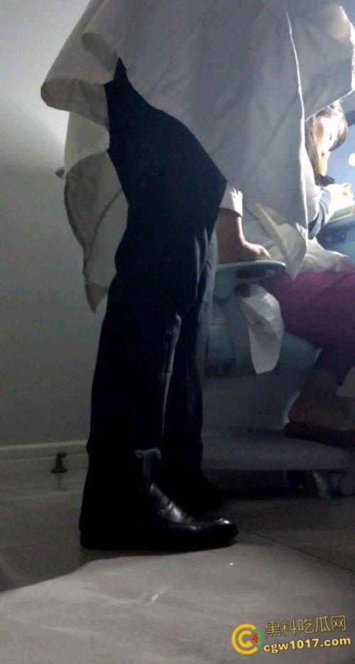 上班上累了去康复科找张姐，把她裤子脱了疯狂后入，小骚货小穴又紧又粉，要不是把我轰出去了，我肯定会肏她第二次 ！-4