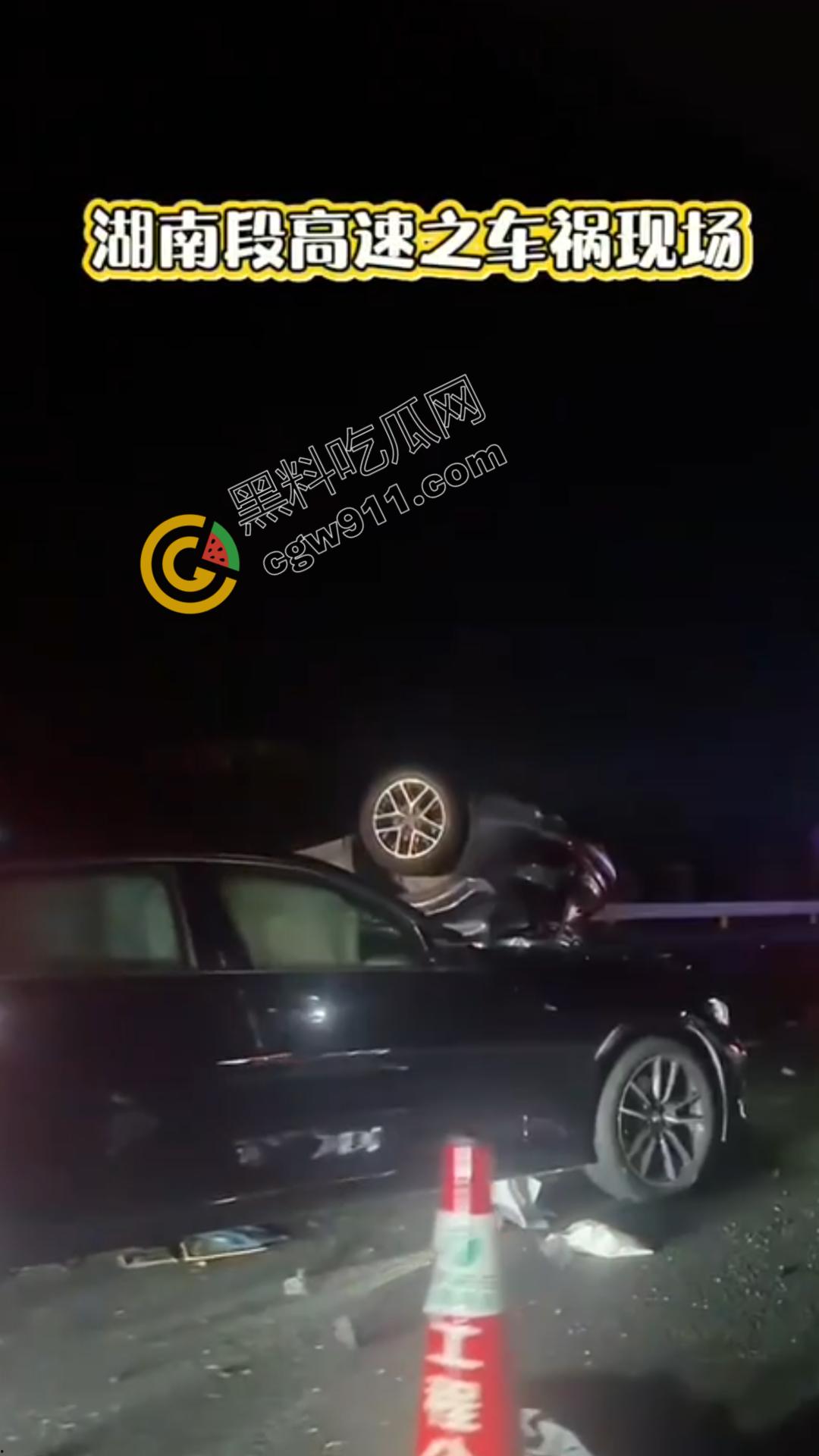 江苏盐城高速连环车祸现场视频曝光!发动机飞落路面激起追尾风暴,车辆如多米诺骨牌般纷纷倾覆-2