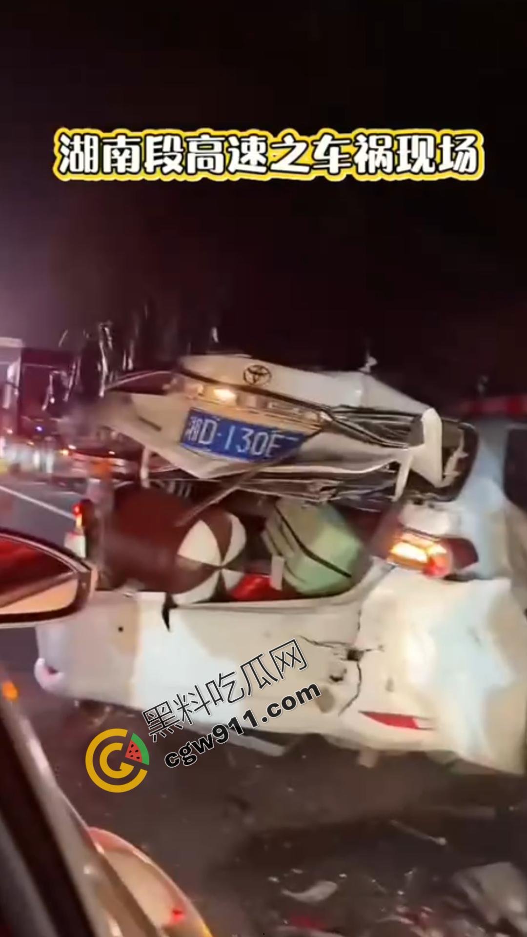 江苏盐城高速连环车祸现场视频曝光!发动机飞落路面激起追尾风暴,车辆如多米诺骨牌般纷纷倾覆-3