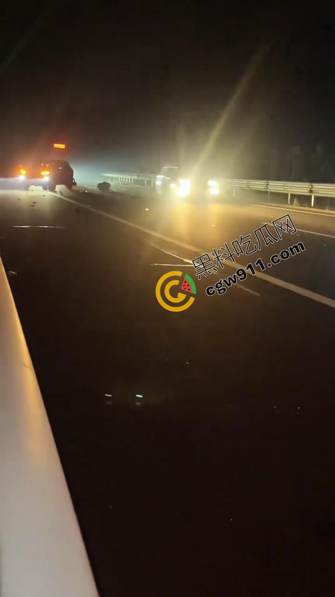 江苏盐城高速连环车祸现场视频曝光!发动机飞落路面激起追尾风暴,车辆如多米诺骨牌般纷纷倾覆-4