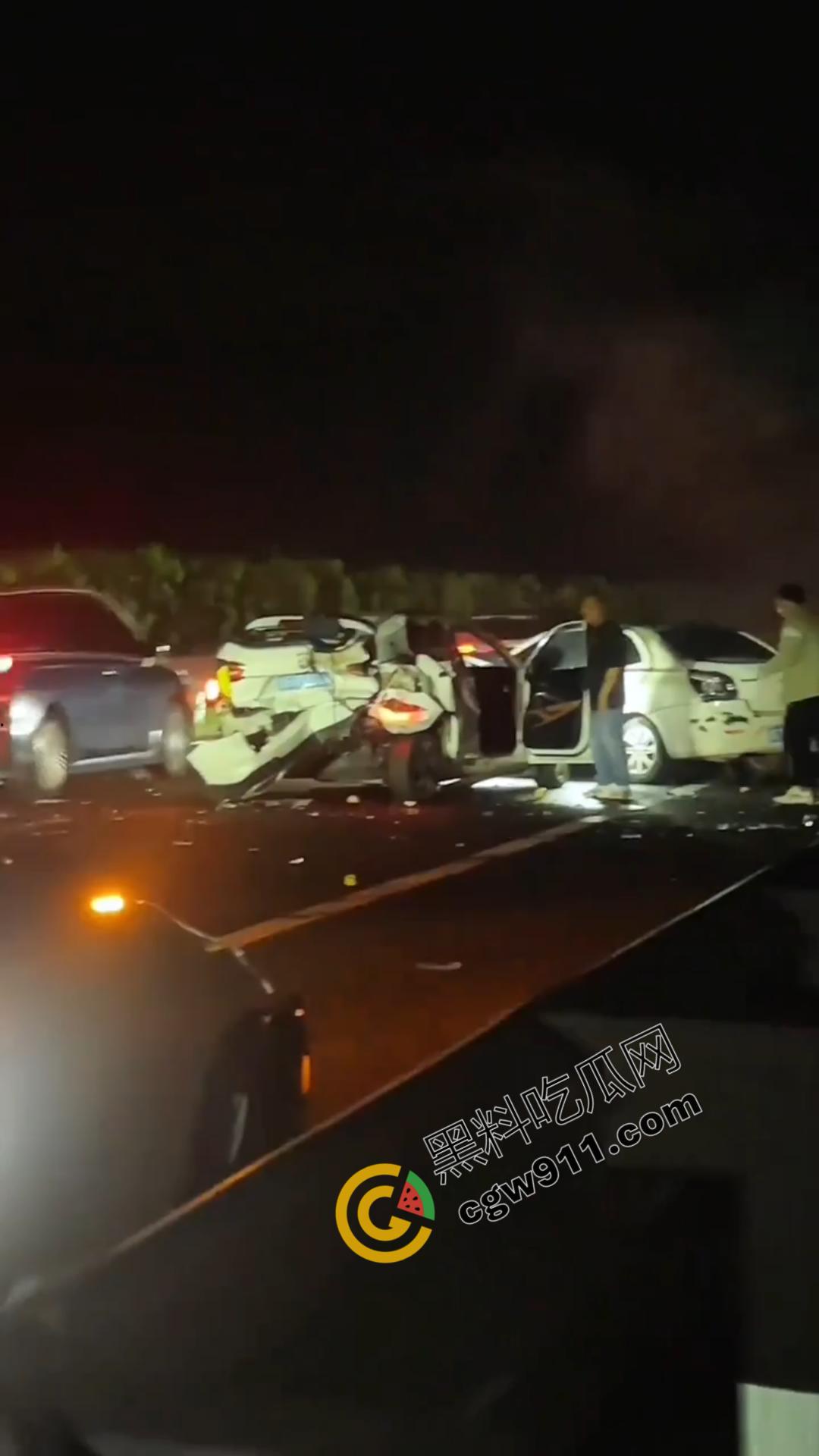 江苏盐城高速连环车祸现场视频曝光!发动机飞落路面激起追尾风暴,车辆如多米诺骨牌般纷纷倾覆-5