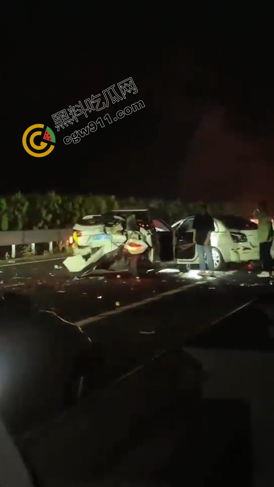 江苏盐城高速连环车祸现场视频曝光!发动机飞落路面激起追尾风暴,车辆如多米诺骨牌般纷纷倾覆-7