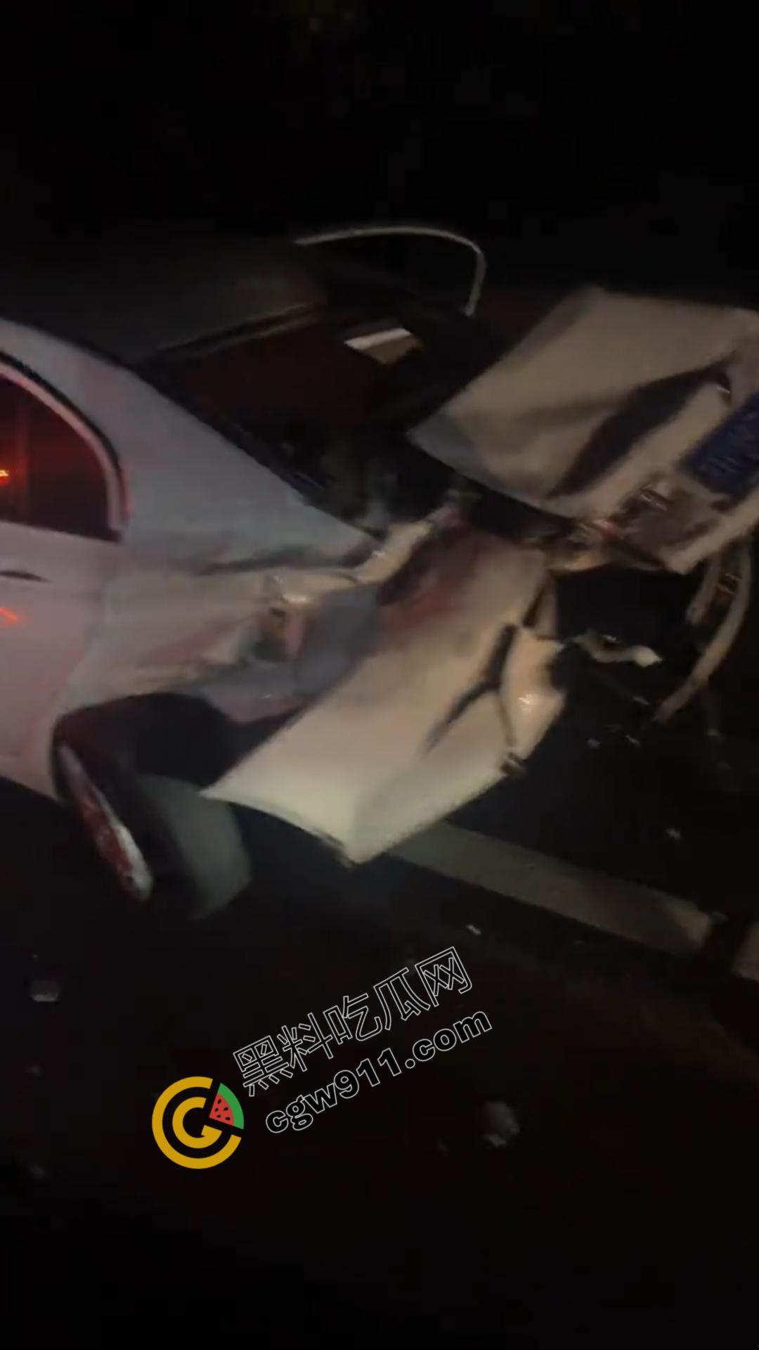 江苏盐城高速连环车祸现场视频曝光!发动机飞落路面激起追尾风暴,车辆如多米诺骨牌般纷纷倾覆-8