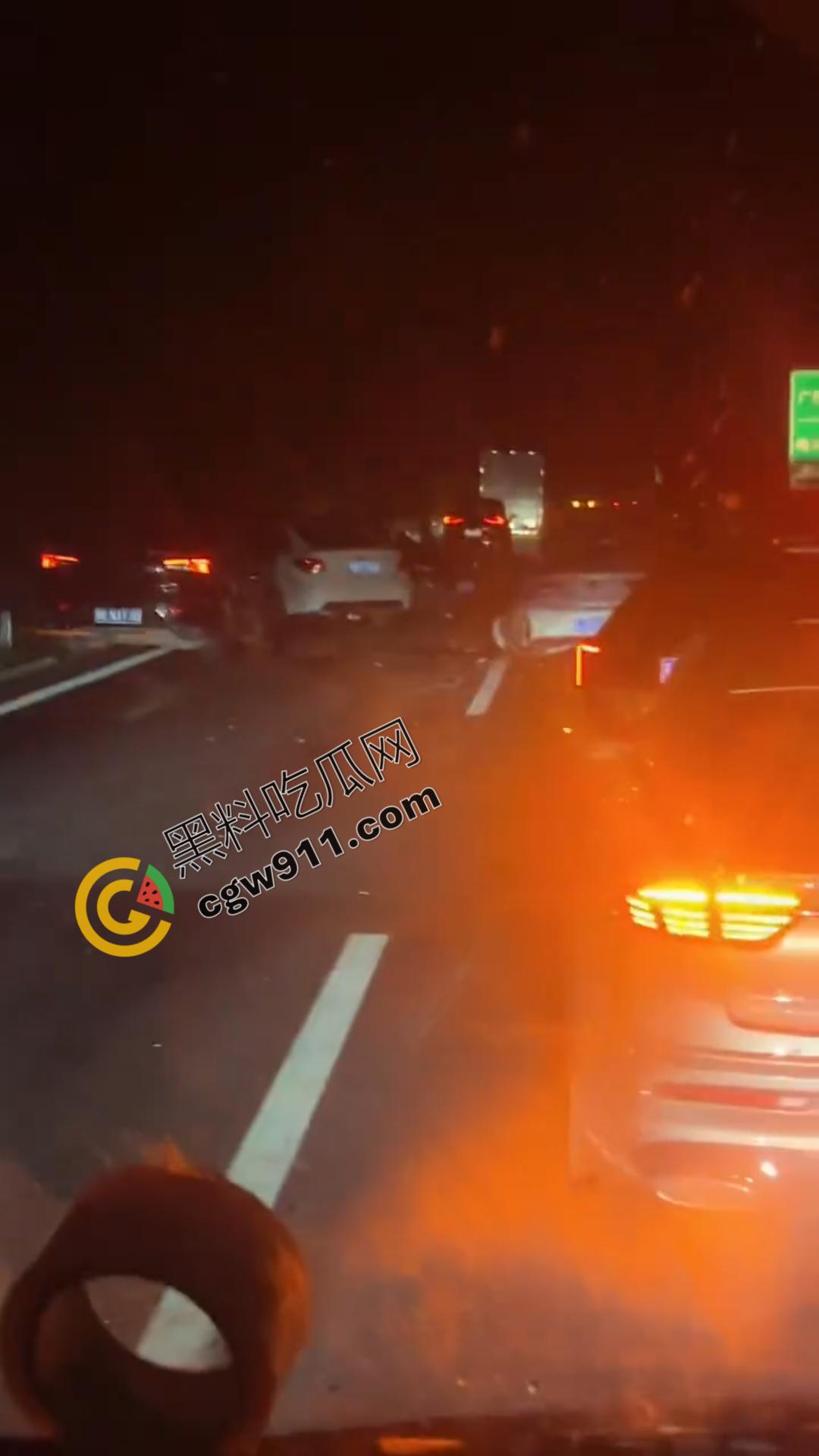 江苏盐城高速连环车祸现场视频曝光!发动机飞落路面激起追尾风暴,车辆如多米诺骨牌般纷纷倾覆-9