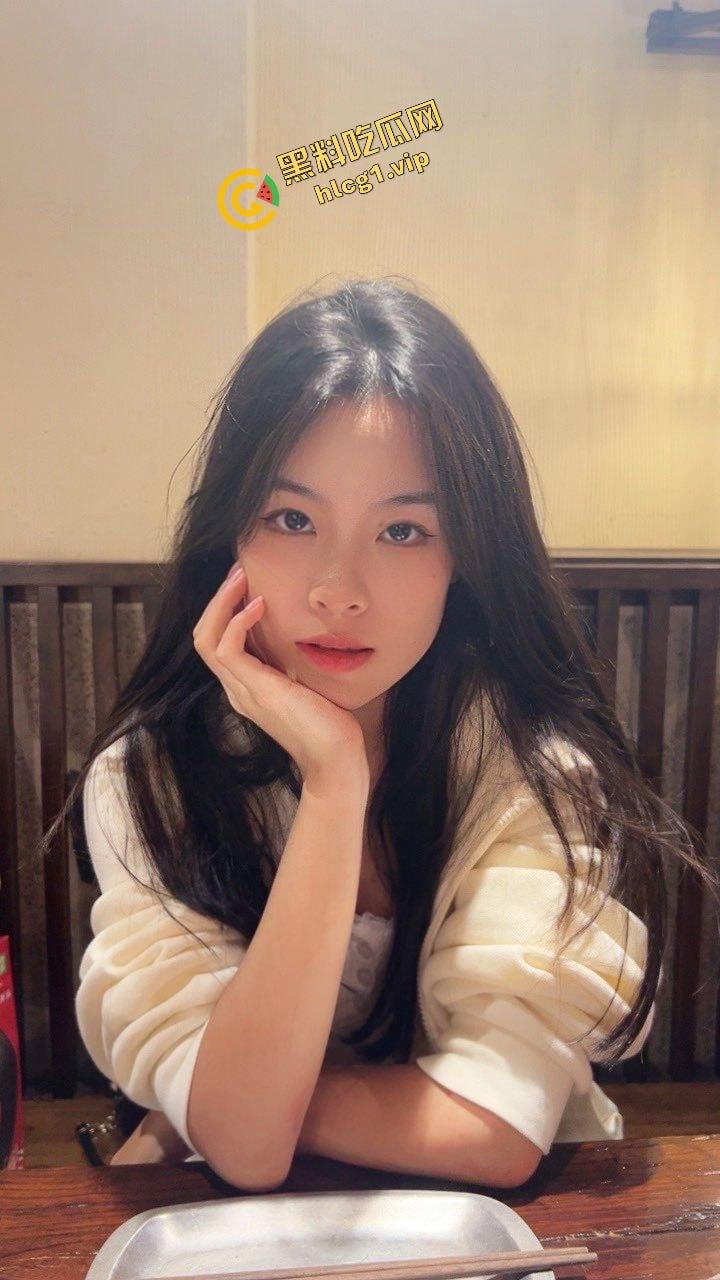 约炮大神得吃校园学妹『朱妍希』背着现男友约啪金爸 惨遭泄密曝光!-2