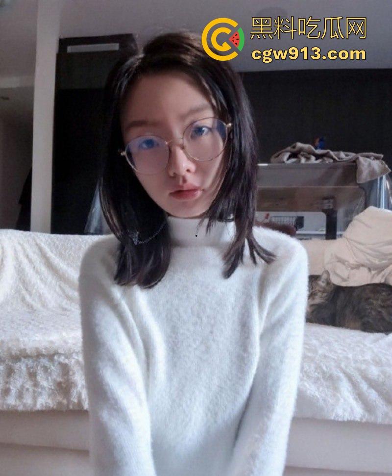 18岁高中生眼镜少女,反差自拍视频泄露,独演扣逼自慰,娇嫩玉穴汁水横流,原来这才是小浪货的真面目!-1