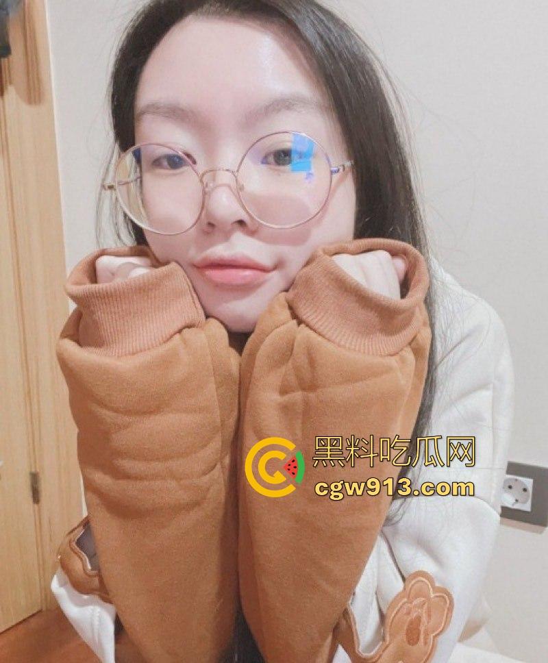 18岁高中生眼镜少女,反差自拍视频泄露,独演扣逼自慰,娇嫩玉穴汁水横流,原来这才是小浪货的真面目!-3