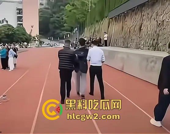 无人机满天飞,宿舍却像破猪圈!云南富宁一中学生吐槽学校50万修草宿舍十人间不管,教体局回应有内味了!-13