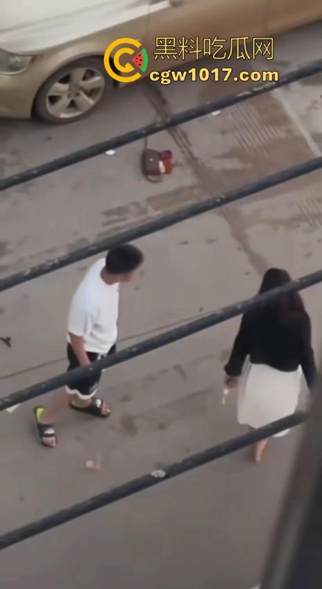 街头白衣猛男当街暴打短裙少妇，猛扯白裙少妇，直接一个过肩摔，把人摔得狗吃屎一样，手中钱散落街头！-8