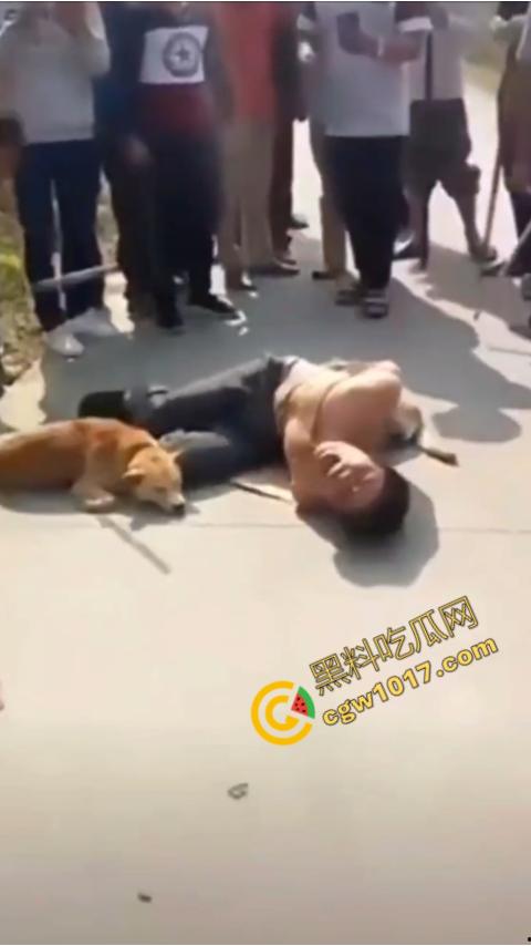 广西村民抓住偷狗贼，脱光殴打，场面血腥凶残，围观村民挥棒狂殴，男子惨嚎不断，村民誓要为爱犬复仇！-6