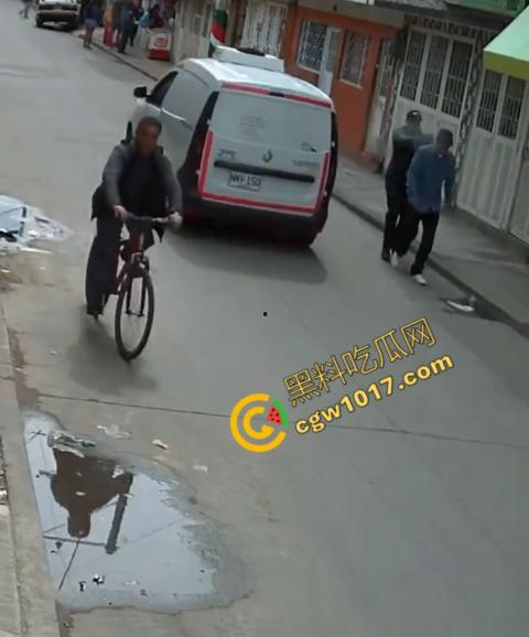 国外街头暗杀现场曝光:男子被暴徒直接爆头,警察瞬间反击,匪徒命丧街头,剩者逃窜,命运堪忧-2