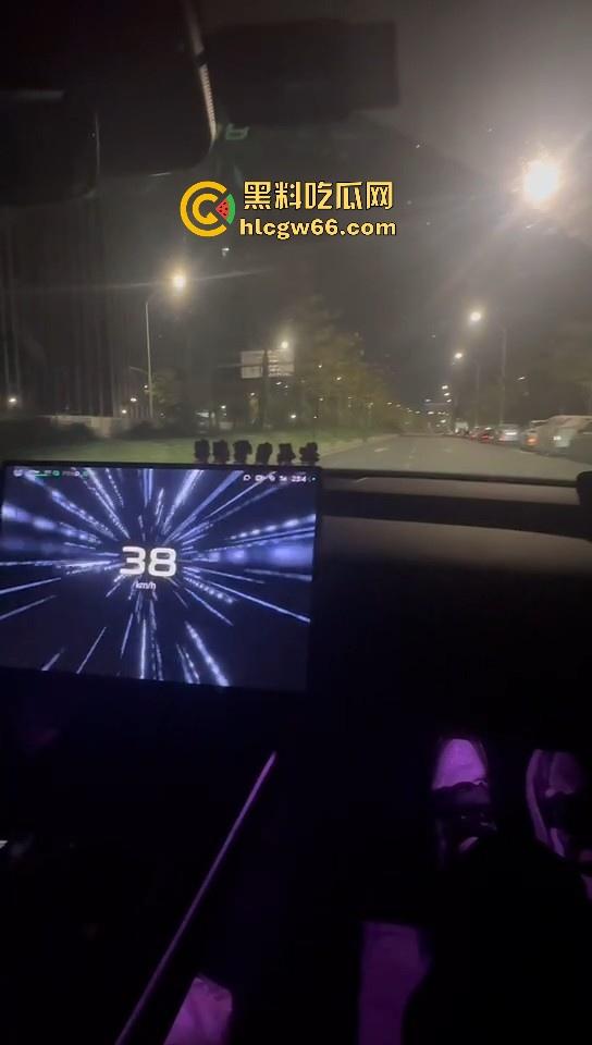 我只知道年少轻狂!小米Su7车主市区飙到180迈 躲闪不及将骑车的撞飞!-6