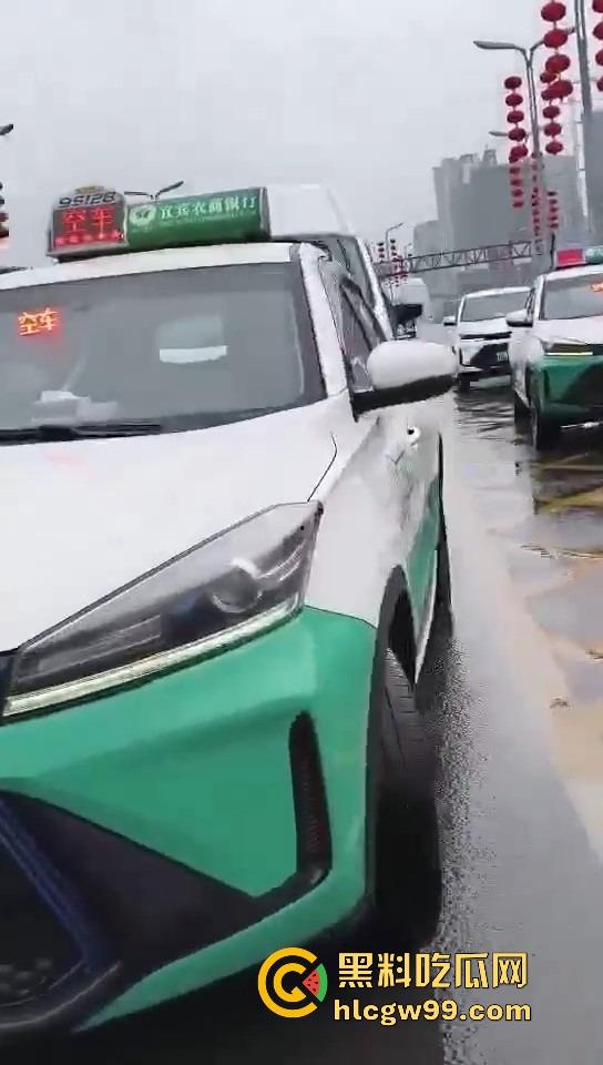 四川宜宾市高铁西站出租车司机开车睡着撞死个人，开车不睡觉睡觉不开车，这刚好到退休的年纪 ！-10