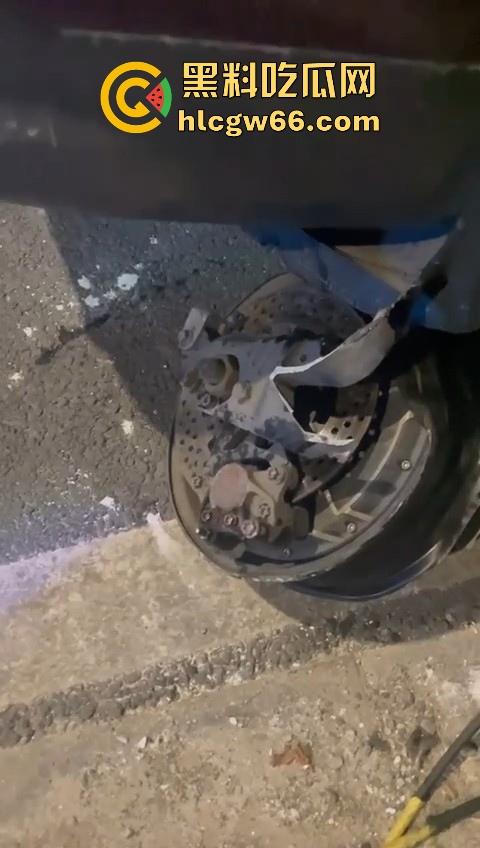 我只知道年少轻狂!小米Su7车主市区飙到180迈 躲闪不及将骑车的撞飞!-10