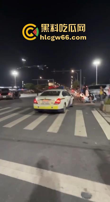 我只知道年少轻狂!小米Su7车主市区飙到180迈 躲闪不及将骑车的撞飞!-11