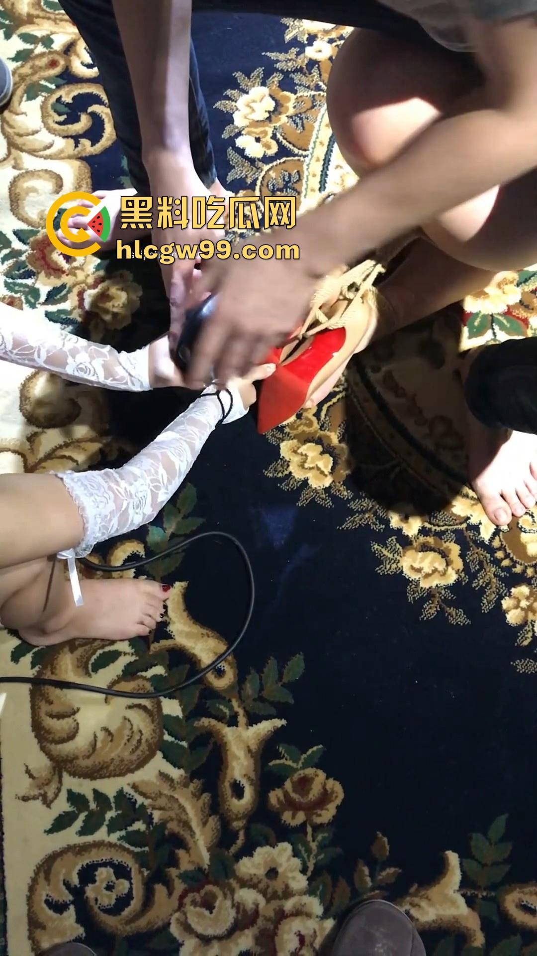 这个是真会玩啊!萌系甜妹电钻插逼体验快速高潮,这频率比炮机还要猛,这么玩逼早晚不得玩废了啊?-6